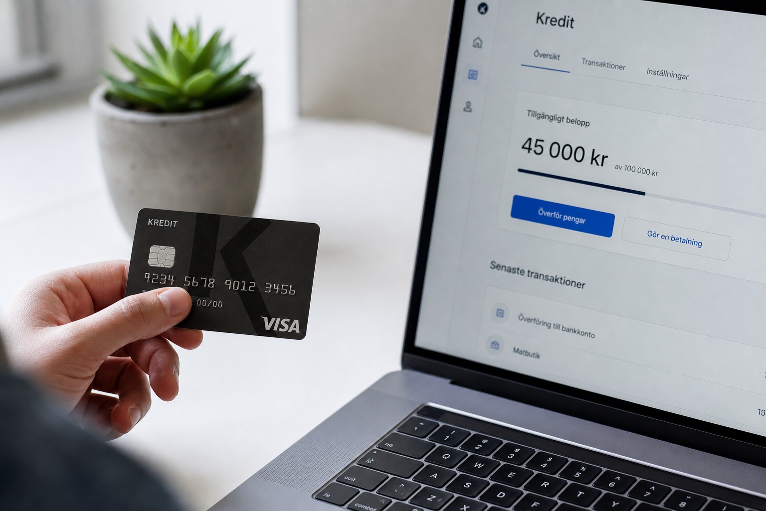 Kreditkort och laptop med bankgränssnitt